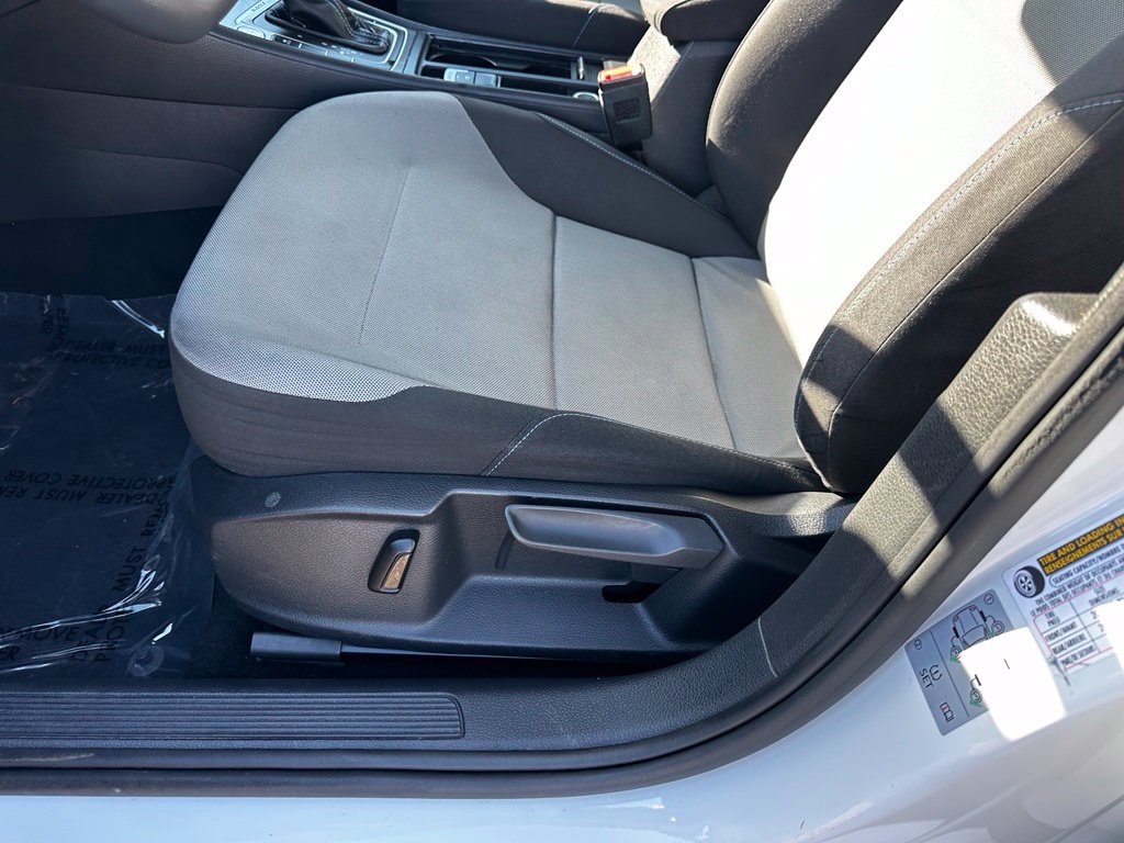 Used 2016 Volkswagen e-Golf SE FWD image 24