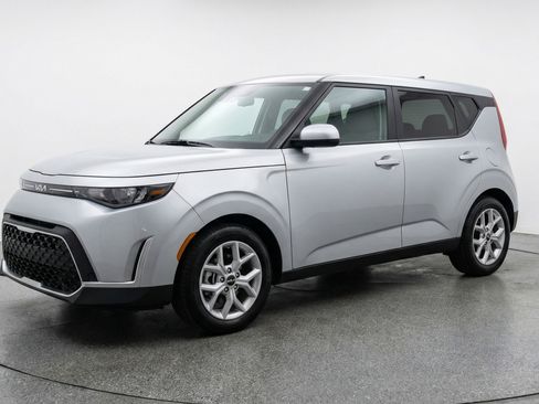 Used 2025 Kia Soul LX w/ LX Technology Package FWD image 3