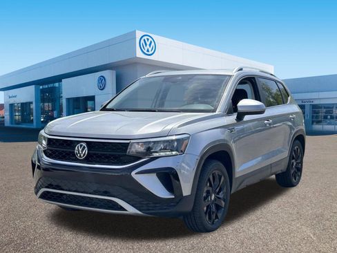 Used 2023 Volkswagen Taos SE w/ Panoramic Sunroof Package AWD/4WD image 3