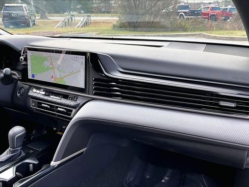 Used 2025 Toyota Camry SE image 18