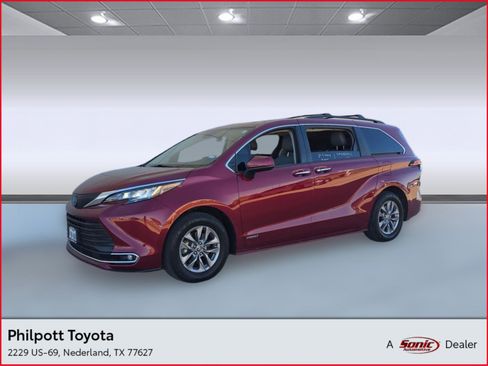 Used 2021 Toyota Sienna XLE image 1