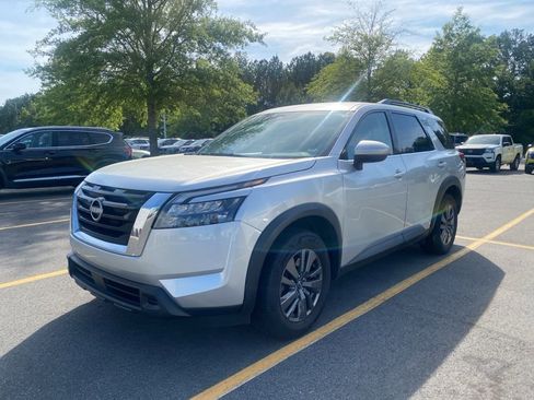 Certified 2024 Nissan Pathfinder SV FWD image 10