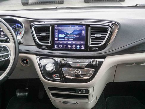Used 2018 Chrysler Pacifica Limited FWD image 15