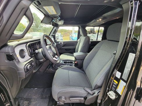 Used 2024 Jeep Wrangler Unlimited Sahara AWD/4WD image 9