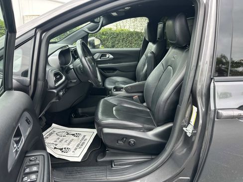 Used 2022 Chrysler Pacifica Touring-L w/ Uconnect Theater Family Group FWD image 17