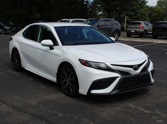 Used 2022 Toyota Camry SE image 1