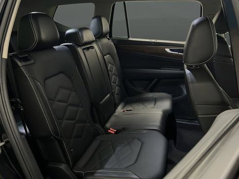 Used 2025 Volkswagen Atlas SE image 30