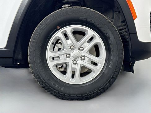 Used 2024 Jeep Grand Cherokee Laredo AWD/4WD image 43