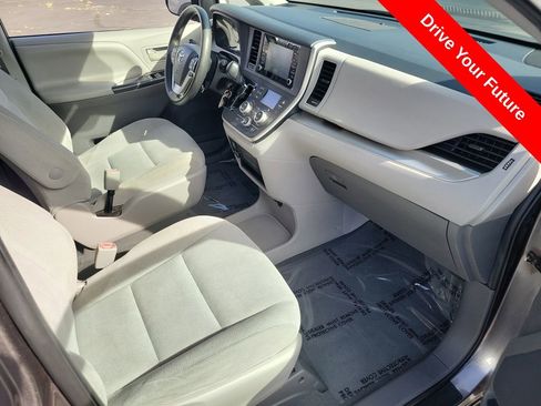 Used 2020 Toyota Sienna L w/ Carpet Mat Package FWD image 16