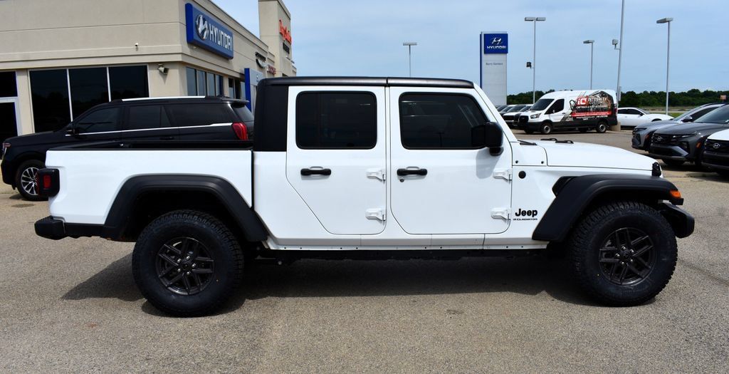 Used 2025 Jeep Gladiator Sport AWD/4WD image 2
