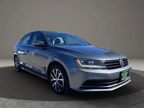 Used 2017 Volkswagen Jetta SE image 3