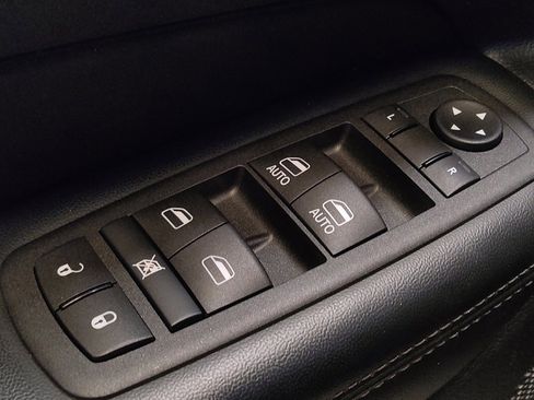 Used 2019 Jeep Grand Cherokee Altitude RWD image 27