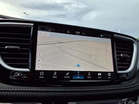 Used 2025 Chrysler Pacifica Limited FWD image 4