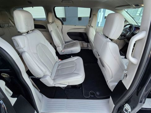 Used 2021 Chrysler Pacifica Touring-L w/ Premium & Safety Sphere Group image 21