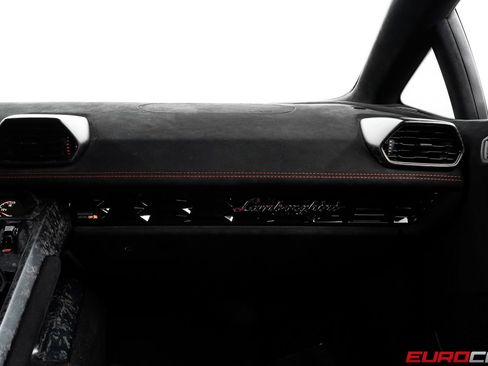 Used 2018 Lamborghini Huracan Performante AWD/4WD image 37