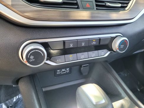 Used 2025 Nissan Altima 2.5 SV FWD image 21