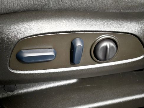 Used 2022 Chevrolet Equinox LT w/ Driver Convenience Package image 19