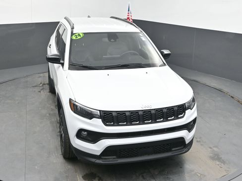 Used 2024 Jeep Compass Latitude image 32