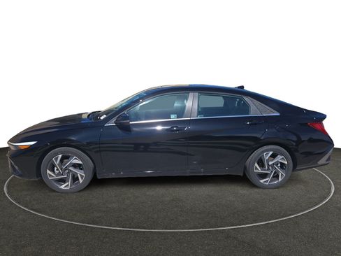 Certified 2025 Hyundai Elantra Limited FWD image 2