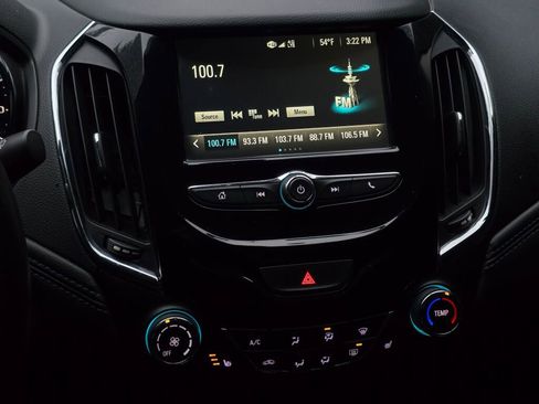 Used 2018 Chevrolet Cruze Premier image 37