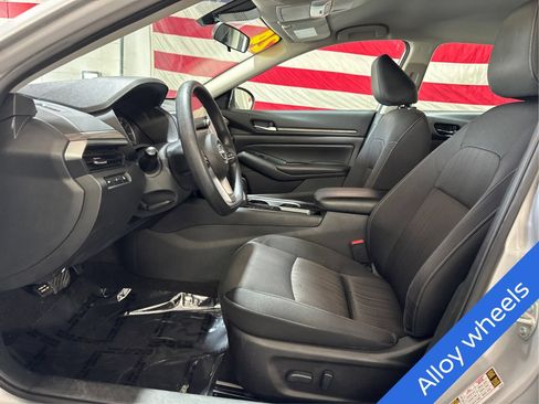 Used 2024 Nissan Altima 2.5 SV FWD image 9