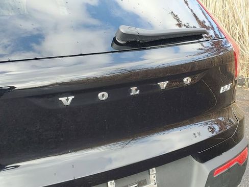 Used 2025 Volvo XC40 B5 Core image 32