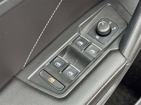 Used 2023 Volkswagen Tiguan SE R-Line image 28