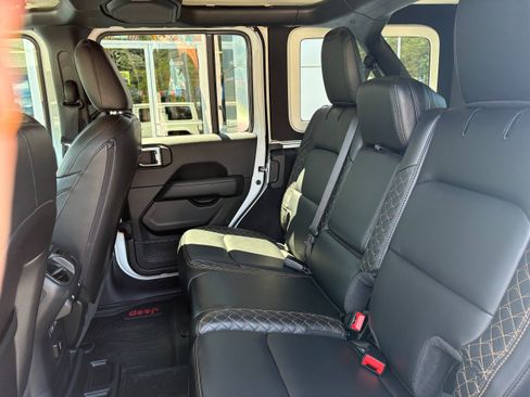 Certified 2022 Jeep Wrangler Unlimited Sahara AWD/4WD image 13