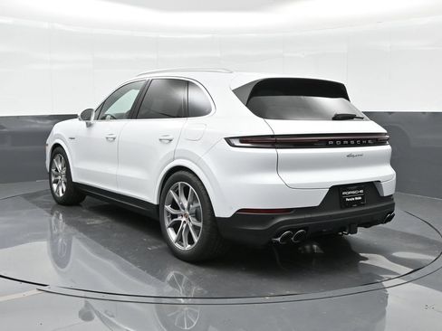 Certified 2025 Porsche Cayenne E-Hybrid AWD/4WD image 3