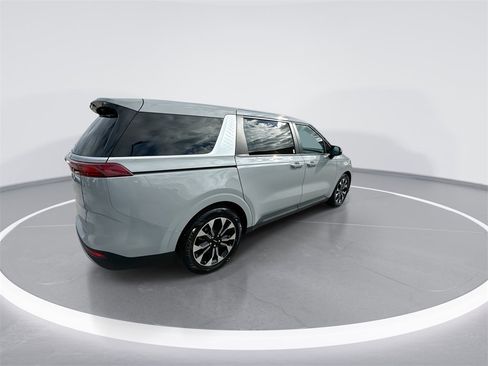 Used 2024 Kia Carnival EX image 8