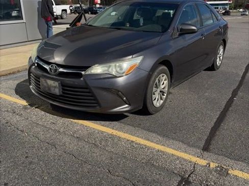 Used 2016 Toyota Camry LE image 1