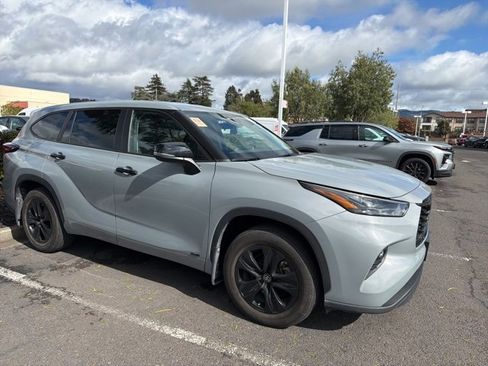 Used 2024 Toyota Highlander LE image 3