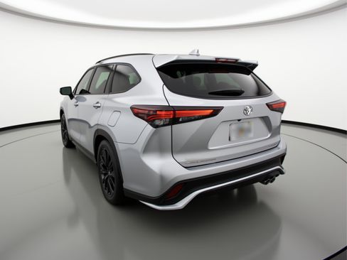 Used 2025 Toyota Highlander XSE image 6