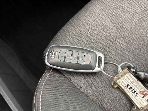 Used 2025 Nissan Rogue SV image 21