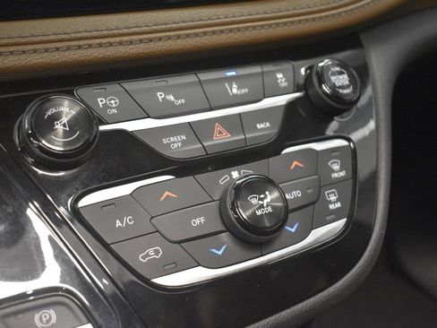 Used 2017 Chrysler Pacifica Limited image 39