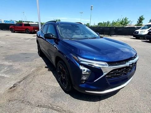 Certified 2024 Chevrolet Trax LT w/ Driver Confidence Package FWD image 2