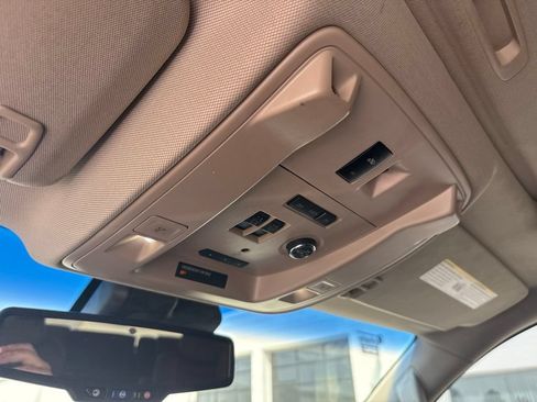Used 2016 Cadillac Escalade Luxury AWD/4WD image 18