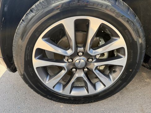 Used 2017 Jeep Grand Cherokee Overland w/ Jeep Active Safety Group RWD image 11