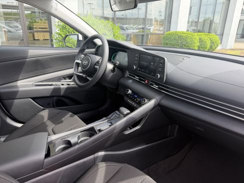 Certified 2025 Hyundai Elantra Hybrid FWD image 18