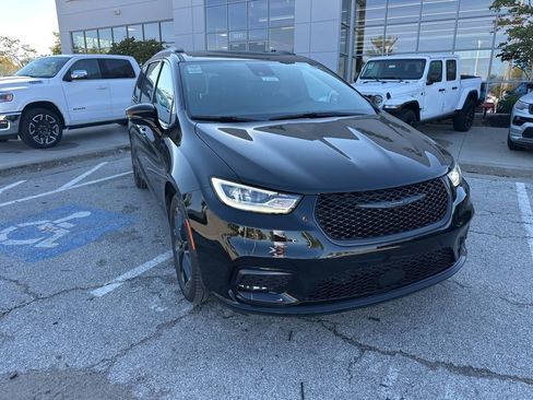 New 2026 Chrysler Pacifica Select image 8