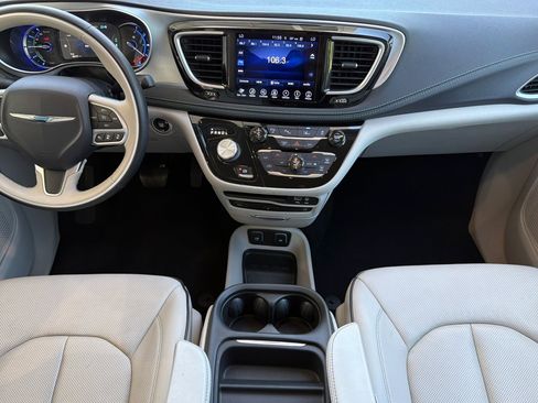 Used 2017 Chrysler Pacifica Platinum FWD image 17