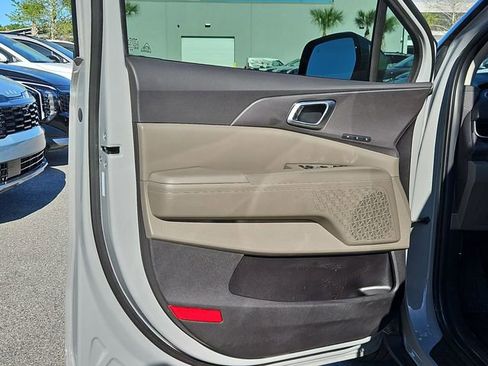 Used 2025 Kia Carnival EX image 16