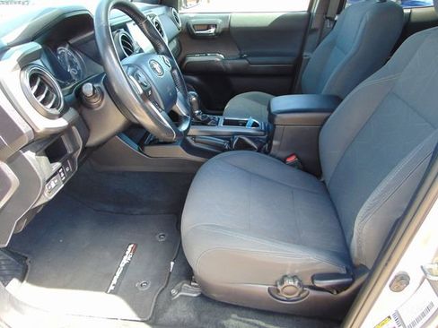 Used 2018 Toyota Tacoma TRD Sport AWD/4WD image 10