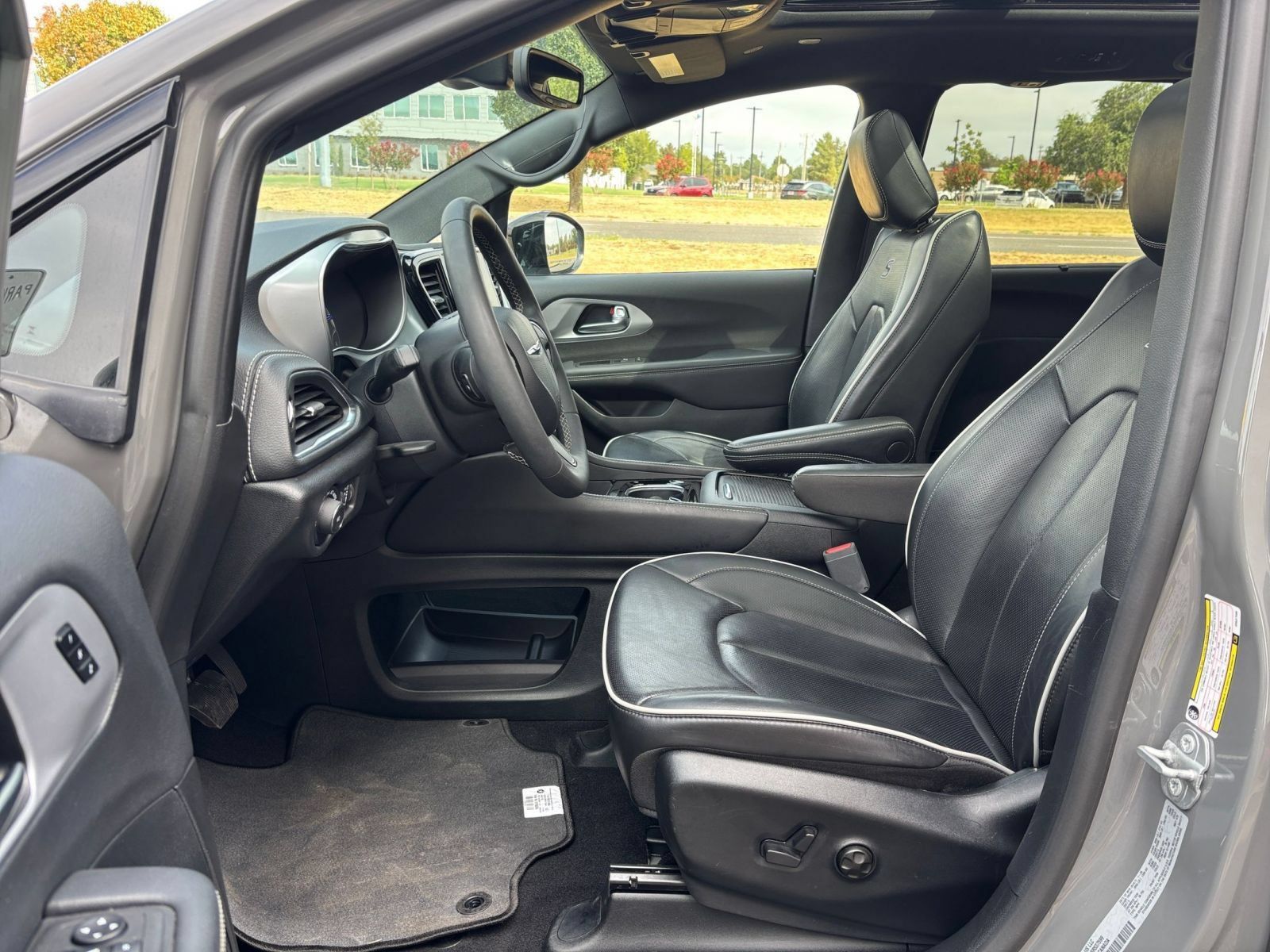 Used 2025 Chrysler Pacifica Limited FWD image 30