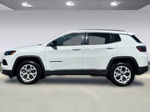 Used 2025 Jeep Compass Latitude AWD/4WD image 2