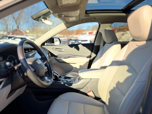 Used 2022 Cadillac XT4 Luxury w/ Cold Weather Package image 22