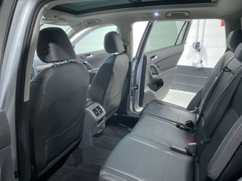 Used 2020 Volkswagen Tiguan SE w/ Panoramic Sunroof Package image 12