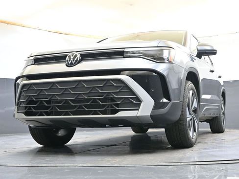 Used 2025 Volkswagen Taos SE AWD/4WD image 29
