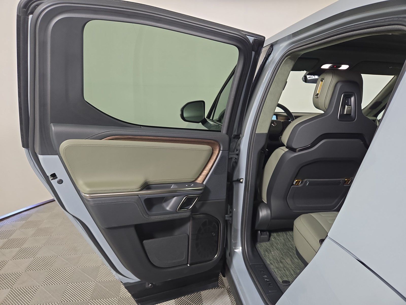 Used 2024 Rivian R1T Adventure Dual AWD/4WD image 17