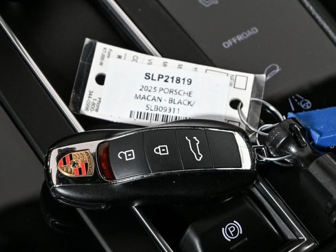 Certified 2025 Porsche Macan image 18